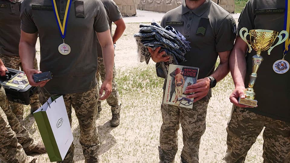 Підвішені книги для армії з фотозвітами